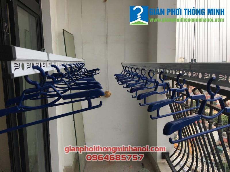 Lắp giàn phơi và lưới an toàn cho nhà anh Phong, P15, T19, R4A Royal City